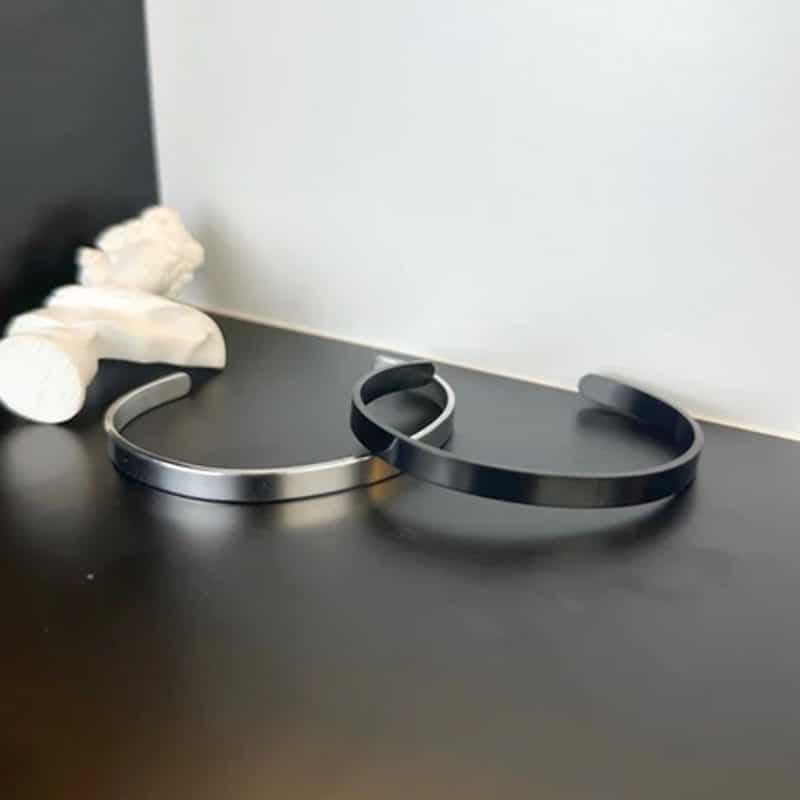 vòng tay titan đôi khi đặt trên bàn
