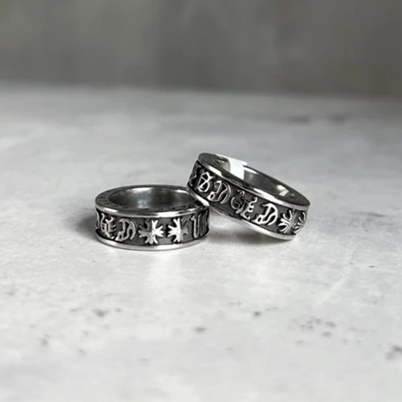nhẫn chrome heart khắc chữ